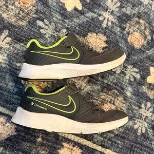 Nike Boys Gray and Neon Green Star runner sneakers 1.5Y